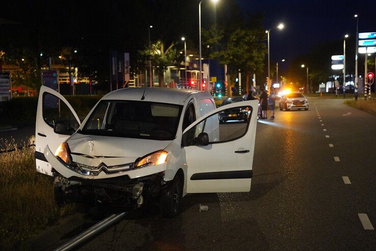 Auto botst tegen lantaarnpaal op Marsweg