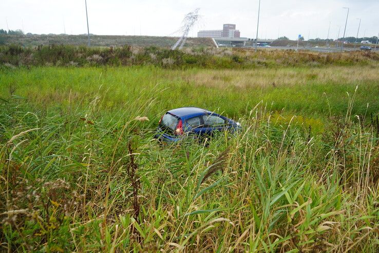 Auto raakt van de weg op oprit A28