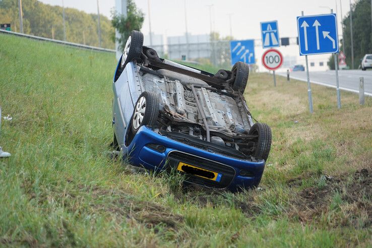 Vier vrouwen ongedeerd na koprol op toerit A28