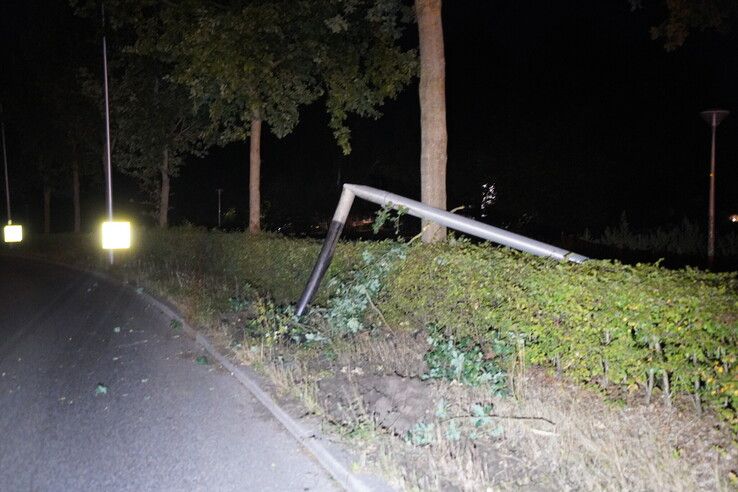 Bestuurder rijdt door na eenzijdig ongeval op Zwartewaterallee
