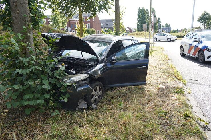 Auto botst hard tegen boom op Stadshagenallee