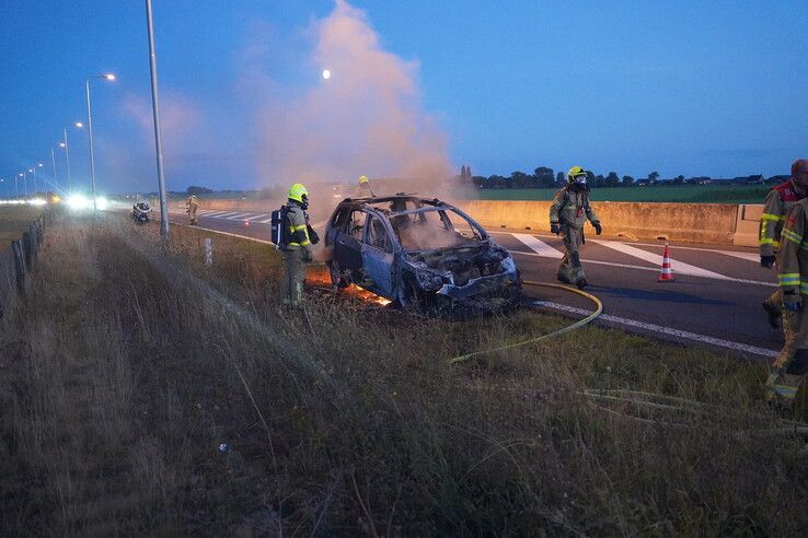 Auto vliegt tijdens rijden in brand