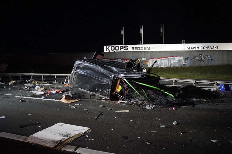 Touringcar gekanteld op A28 bij Wezep, tientallen gewonden