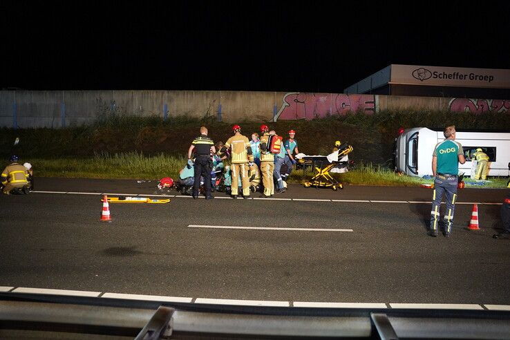 Touringcar gekanteld op A28 bij Wezep, tientallen gewonden