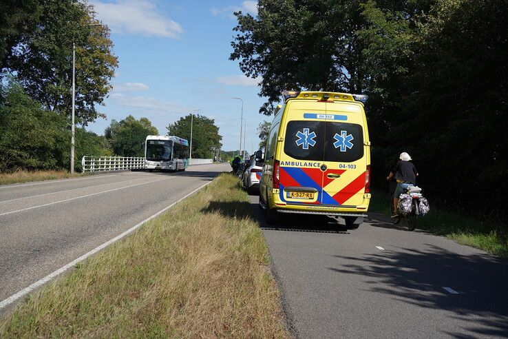Aanrijding tussen scooter en fietser na uitwijkmanoeuvre op Kranenburgweg