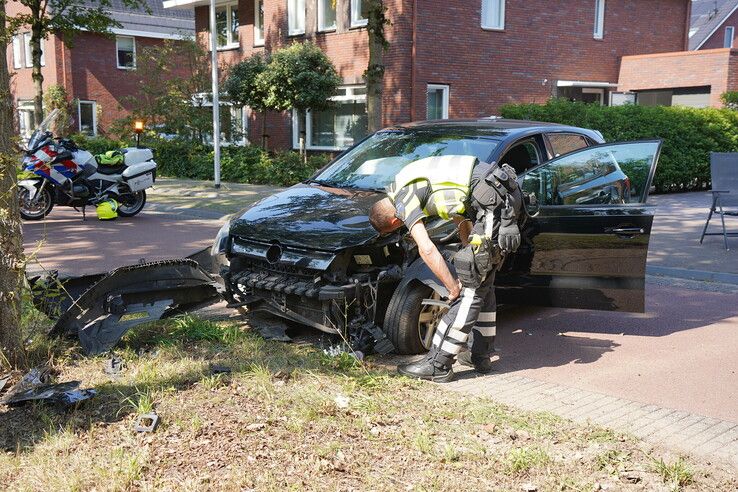 Auto vliegt uit de bocht en botst tegen boom