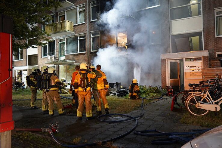 Twaalf woningen ontruimd na grote woningbrand