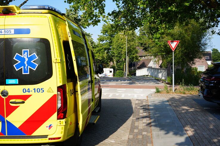 Op de Schepenlaan is maandag een fietser gewond geraakt bij een aanrijding met een personenauto