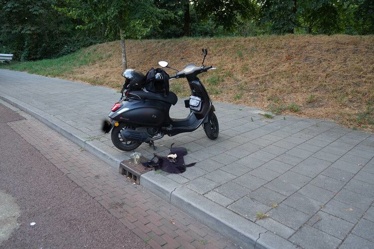 Scooterrijders komen ten val na losraken windscherm