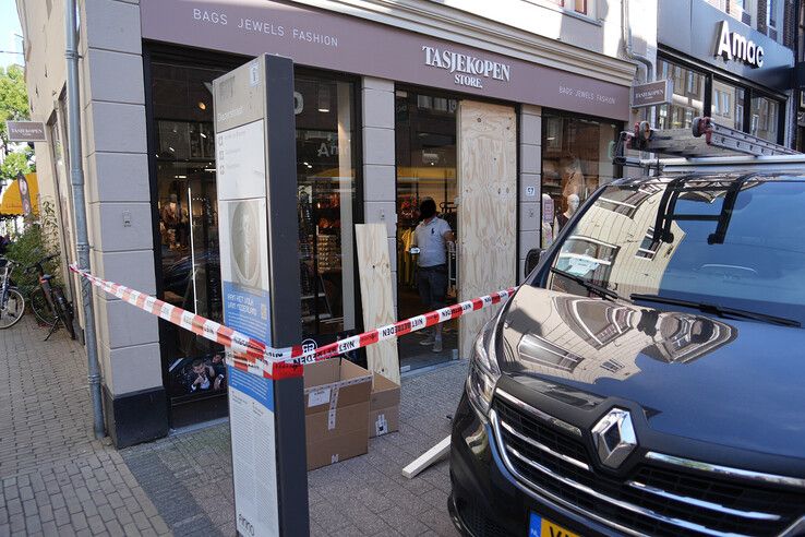 Inbreker zonder buit, winkelruit aan diggelen
