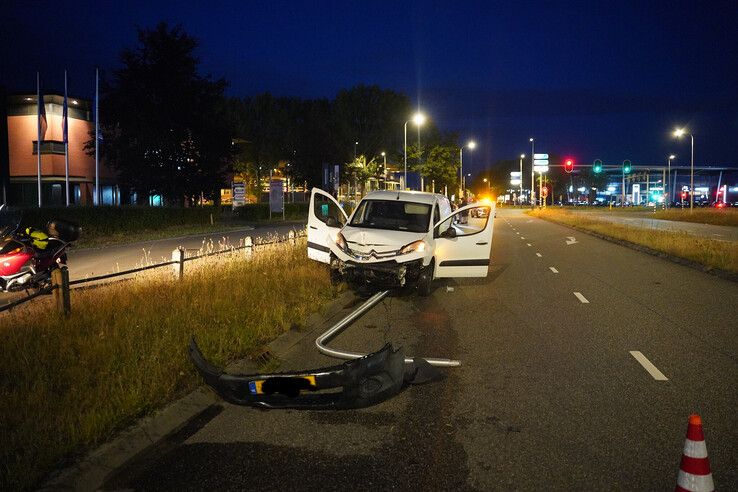 Auto botst tegen lantaarnpaal op Marsweg