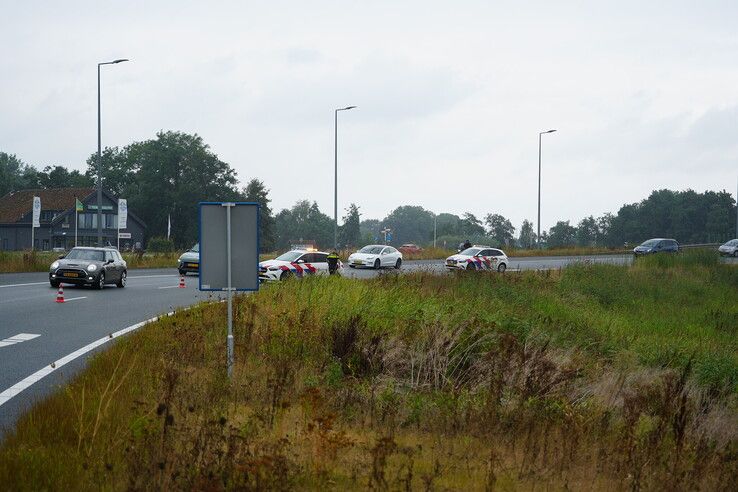 Auto raakt van de weg op oprit A28