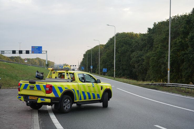 Vier vrouwen ongedeerd na koprol op toerit A28
