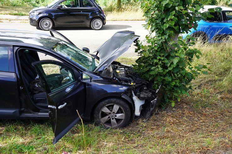 Auto botst hard tegen boom op Stadshagenallee
