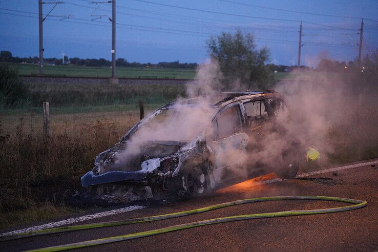Auto vliegt tijdens rijden in brand