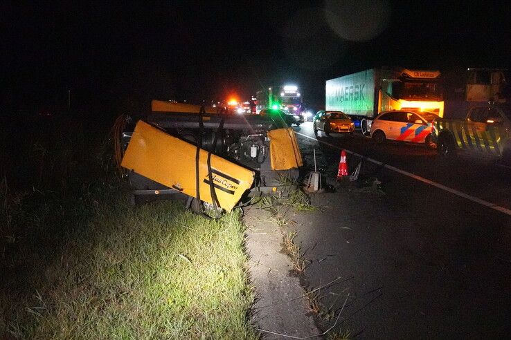 Touringcar gekanteld op A28 bij Wezep, tientallen gewonden