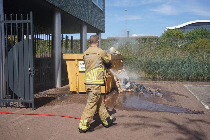 Bouwcontainer met bouwafval in brand