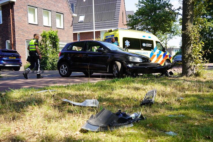 Auto vliegt uit de bocht en botst tegen boom