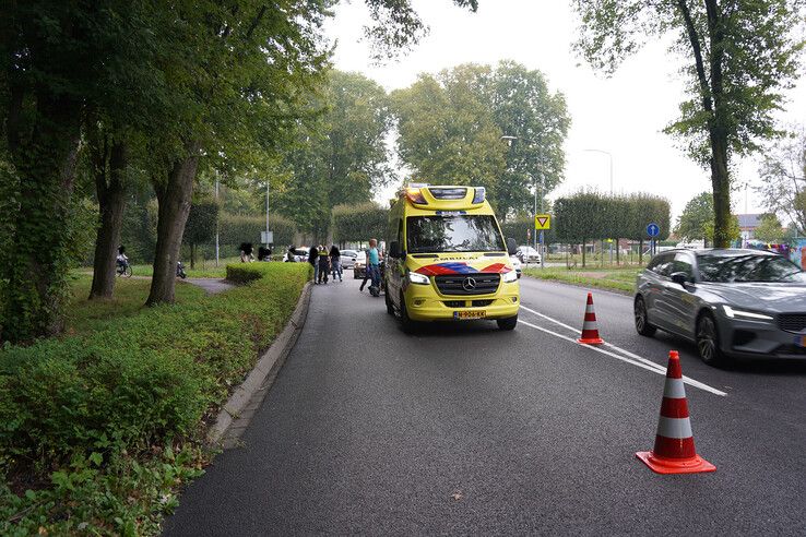 Fietser gewond bij aanrijding met auto op rotonde