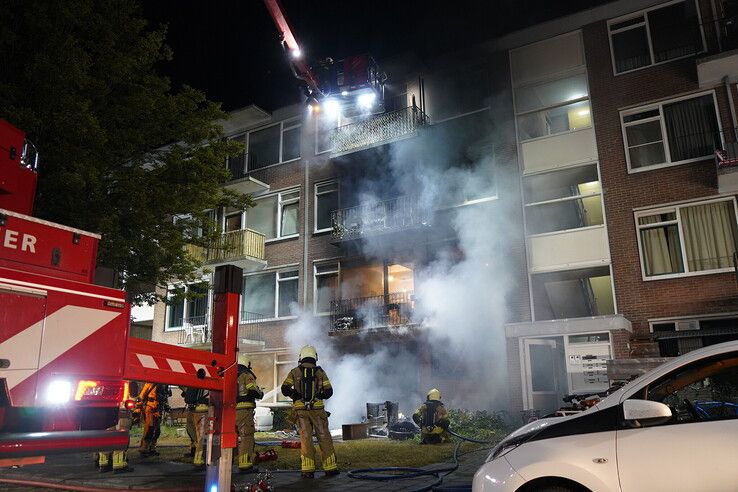 Twaalf woningen ontruimd na grote woningbrand