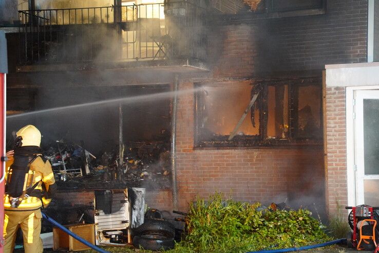 Twaalf woningen ontruimd na grote woningbrand