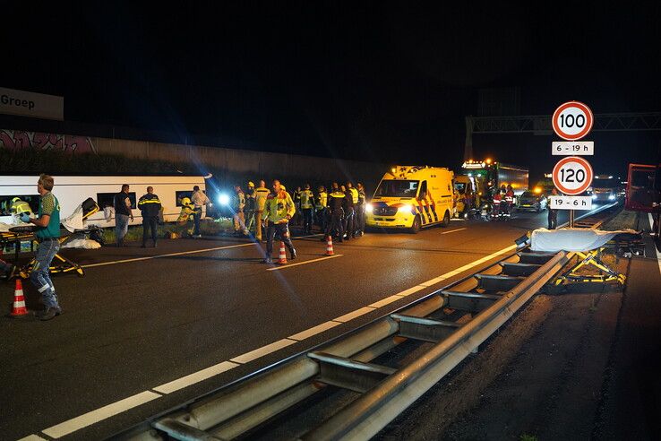 Touringcar gekanteld op A28 bij Wezep, tientallen gewonden