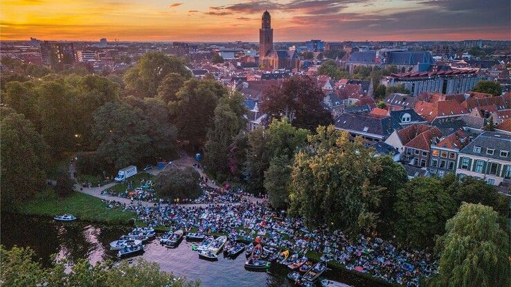 Gratis buitenbioscoop aan de Zwolse gracht tijdens Straatfestival