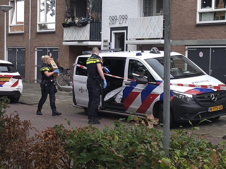 Woning afgezet met linten: bewoner aangehouden na vondst gestolen apparatuur en drugs