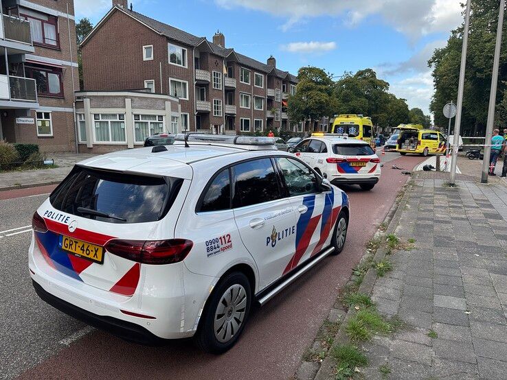 Auto ziet scooter over het hoofd bij verlaten benzinepomp