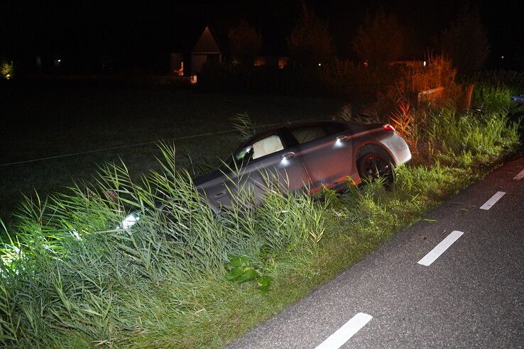 Auto raakt van de weg en belandt in de sloot
