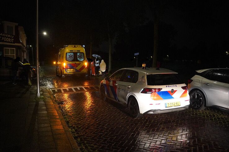 Aanrijding tussen scooter en taxibusje, scooterrijder naar ziekenhuis