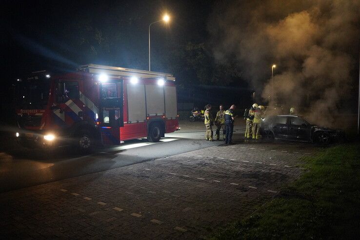 Autobrand op parkeerplaats aan Luttekeweg