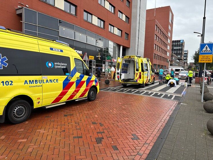 Fietser gewond na botsing met politiemotor op Hanzelaan