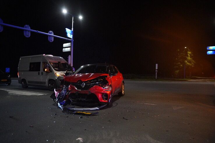 Auto belandt in greppel na aanrijding