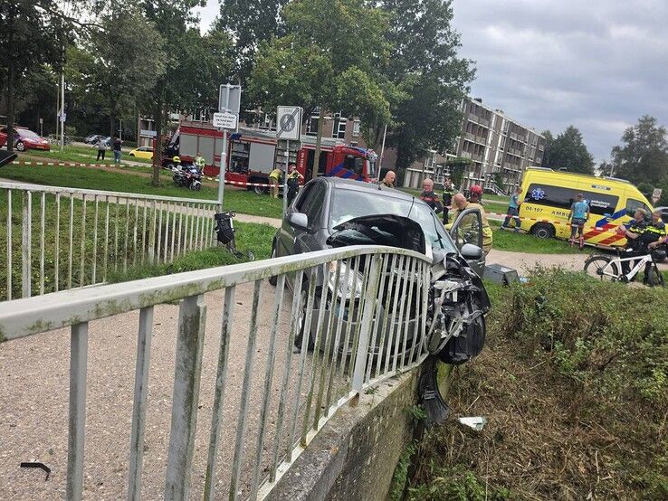 Auto botst hard tegen voetgangersbrug bij Park de Wezenlanden in Zwolle