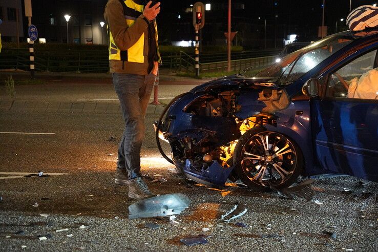 Twee personenauto’s botsen op kruising