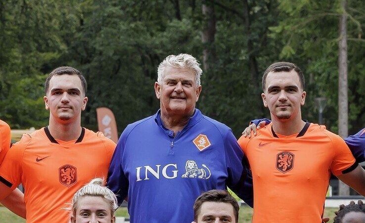 Van AZC naar Oranje: deze tweelingbroers dromen van een carrière als profvoetballer