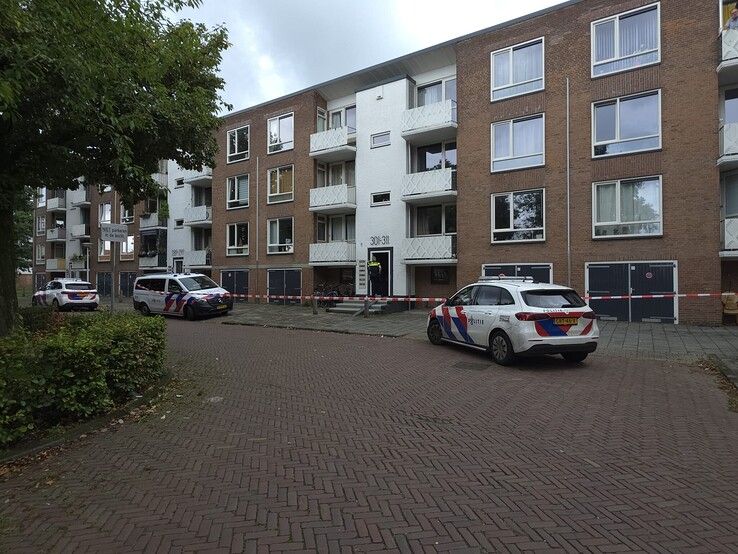 Woning afgezet met linten: bewoner aangehouden na vondst gestolen apparatuur en drugs