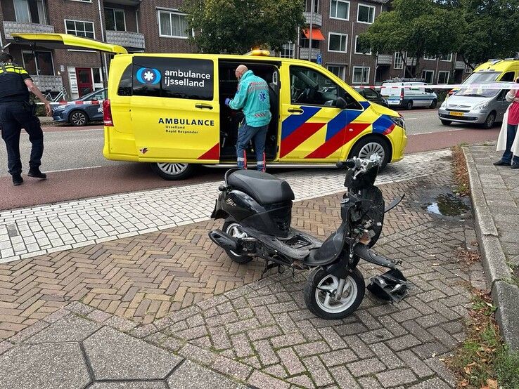 Auto ziet scooter over het hoofd bij verlaten benzinepomp