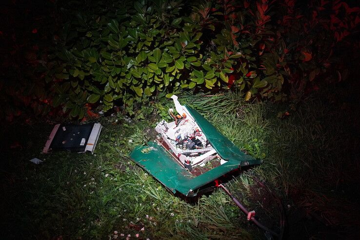 Auto raakt van de weg en belandt in de sloot