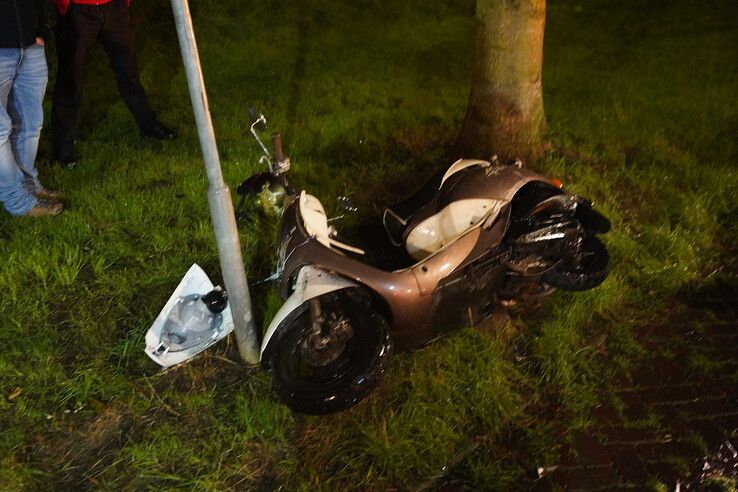 Aanrijding tussen scooter en taxibusje, scooterrijder naar ziekenhuis
