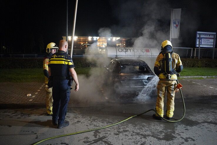 Autobrand op parkeerplaats aan Luttekeweg