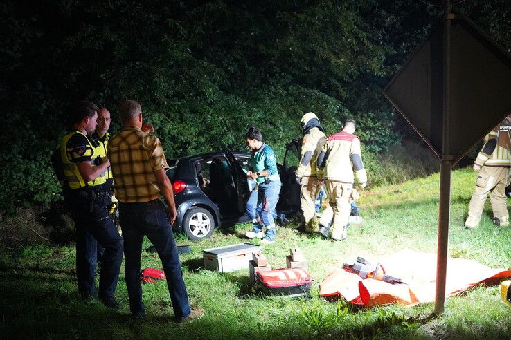 Auto belandt in greppel na aanrijding
