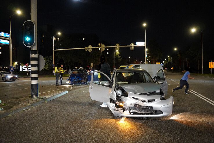 Twee personenauto’s botsen op kruising