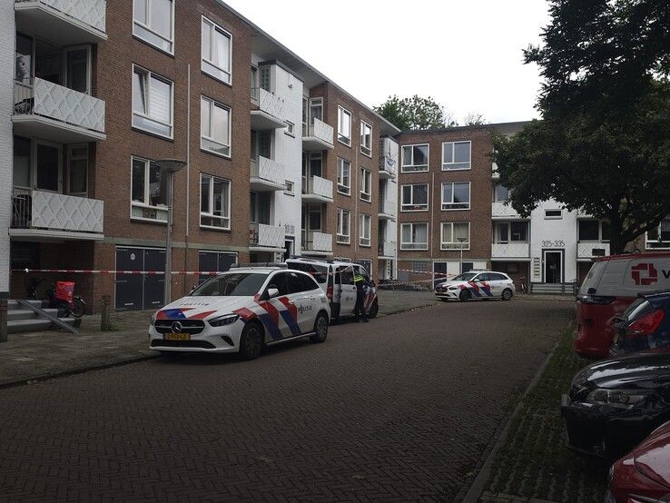 Woning afgezet met linten: bewoner aangehouden na vondst gestolen apparatuur en drugs
