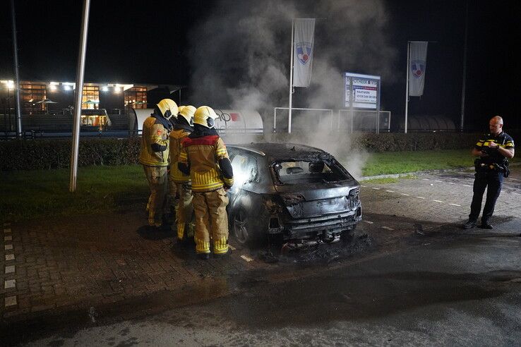 Autobrand op parkeerplaats aan Luttekeweg
