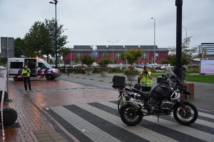Fietser gewond na botsing met politiemotor op Hanzelaan