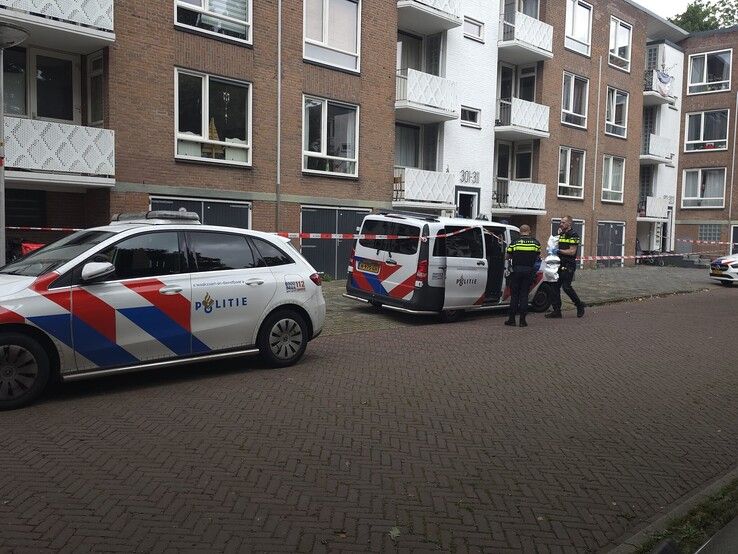 Woning afgezet met linten: bewoner aangehouden na vondst gestolen apparatuur en drugs