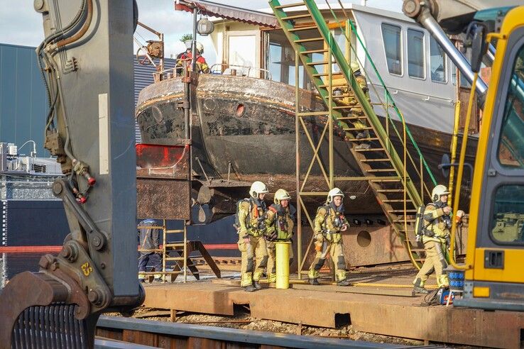 Brand in kajuit van schip in Zwartsluis