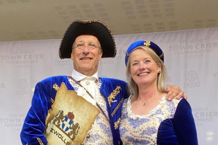 Zwolse stadsomroepers bekroond voor stemgeluid en historische kleding